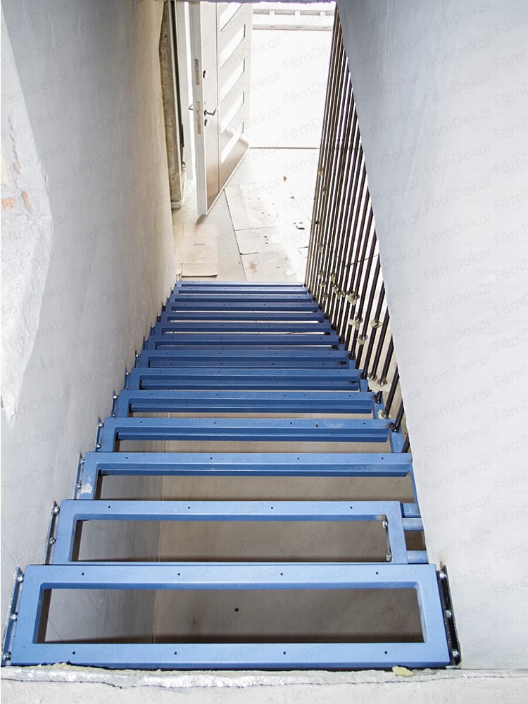 Lebegő lépcső, rozsdamentes acél cső függesztőkkel | Fémdekor Kft.