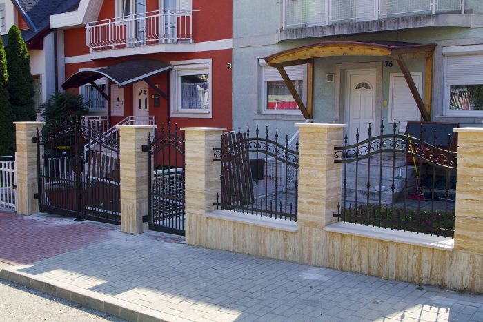 Kovácsolt stílusú acél kapu és kerítés társasházi előkerthez