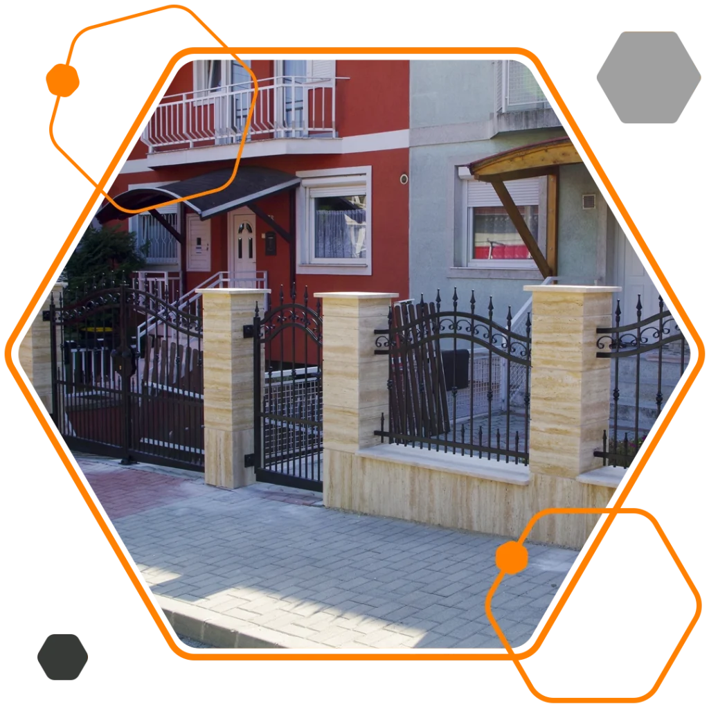 Kovácsolt stílusú acél kapu és kerítés társasházi előkerthez