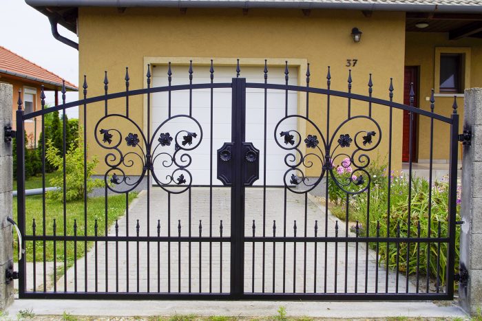 1600mm magas kovácsoltvas kerítés pillangó mintával
