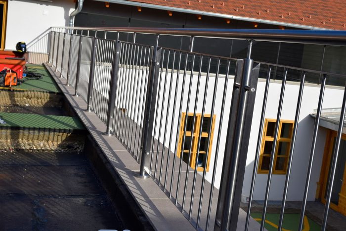 Függőleges pálcás rozsdamentes acél korlát óvodához