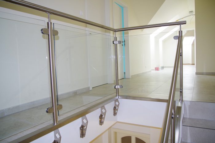 Gipszbeton lépcsőre modern üvegkorlát szálcsiszolt nemesacél szerkezettel 8 Gipszbeton lépcsőre modern üvegkorlát szálcsiszolt nemesacél szerkezettel