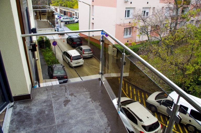 Oszlopos üvegkorlát