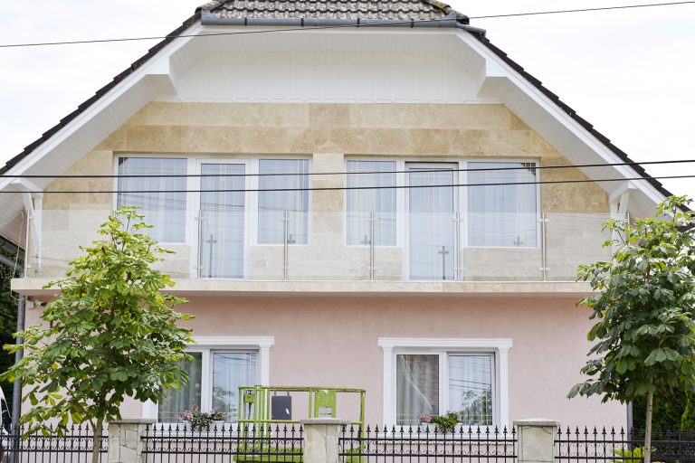 Oszlopos üvegkorlát